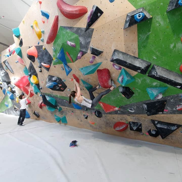 ユリア・クルーダーのインスタグラム：「@sloveniaclimbing team trainings are in full swing 🎡 hoping for world cups to also be in a full swing this year 🤞🏻🤞🏻 🎥: @gorazdhren  @scarpaspa #scarpaspa #scarpa」