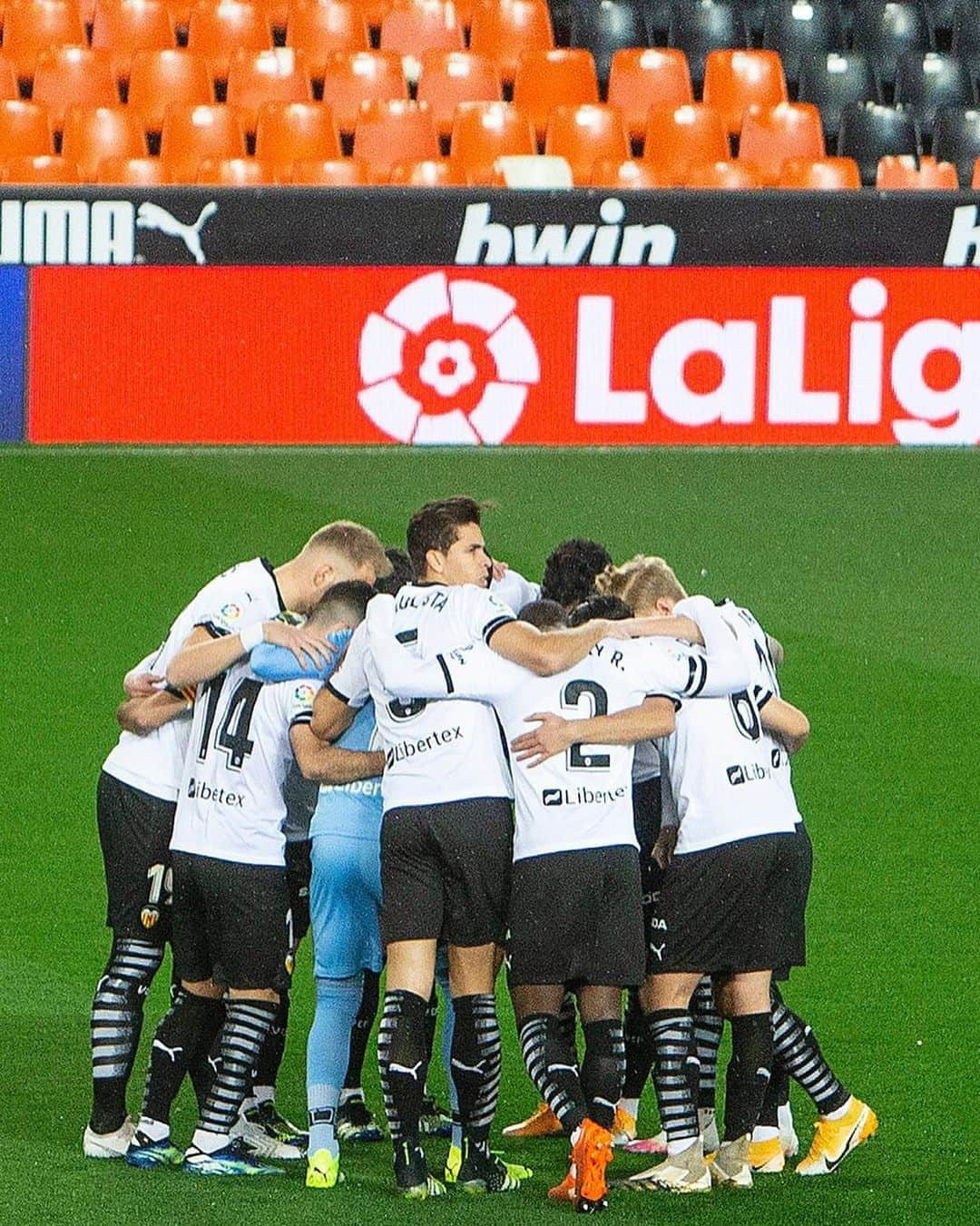 バレンシアCFさんのインスタグラム写真 - (バレンシアCFInstagram)「Through thick and thin 🤍🖤  🍍 Seguimos trabajando 𝐉𝐔𝐍𝐓𝐎𝐒     #AMUNTValencia 🦇 #MatchdayVCF #ValenciaCF @laliga #Mestalla @bwin_es @libertex_official @skoda_spain @sailuntyrehq @pumafootball」1月31日 4時41分 - valenciacf