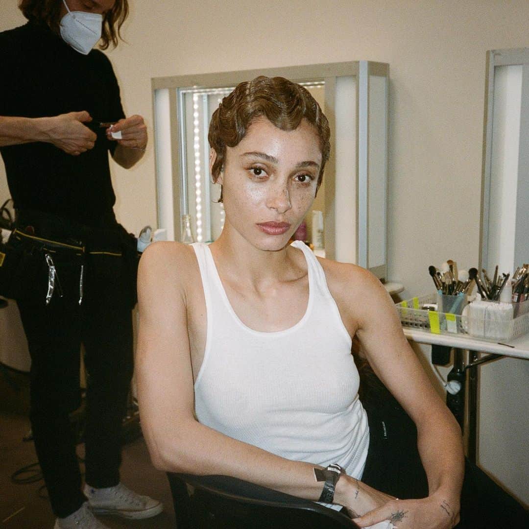 カーラ・デルヴィーニュのインスタグラム：「True beauty inside and out @adwoaaboah @kesewa.aboah @caradonfilm @fendi」