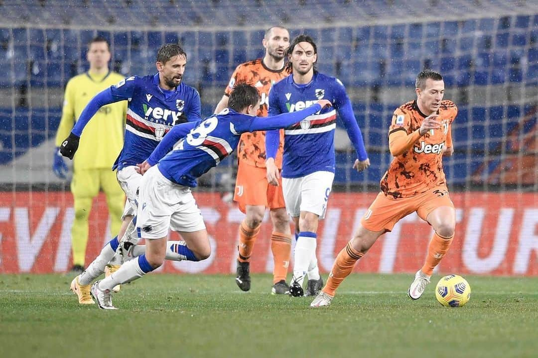 フェデリコ・ベルナルデスキのインスタグラム：「Climbing up the ladder!  3️⃣ points... ⚪⚫ #ForzaJuve」