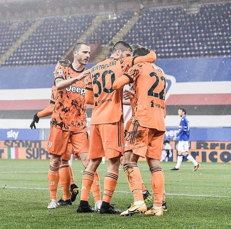 ロドリゴ・ベンタンクールのインスタグラム：「Vittoria a Marassi. Well done @juventus ! ⚪️⚫️ #SampJuve @seriea」