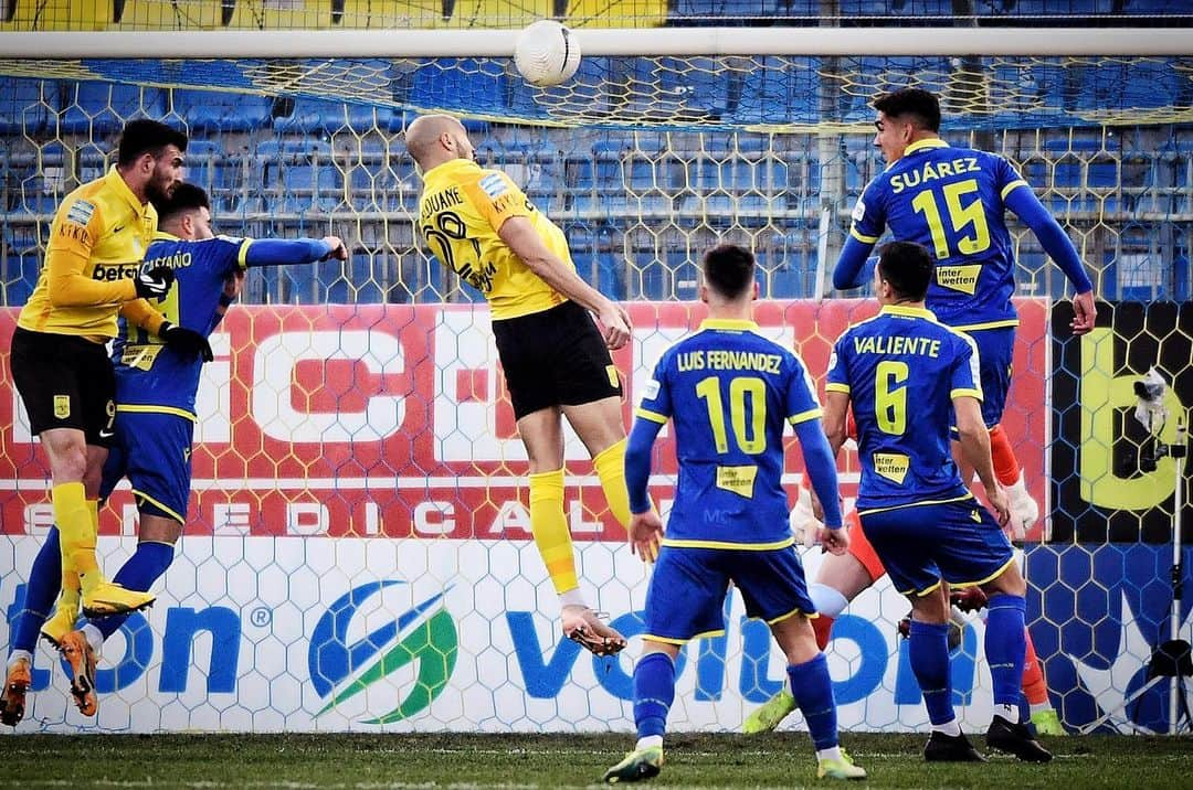 ヨアン・ベナルアンのインスタグラム：「Head up ‼️we will face in the adversity like mens , still 2nd in the table sometime you win sometime you loose This is Football ⚽️🦁」