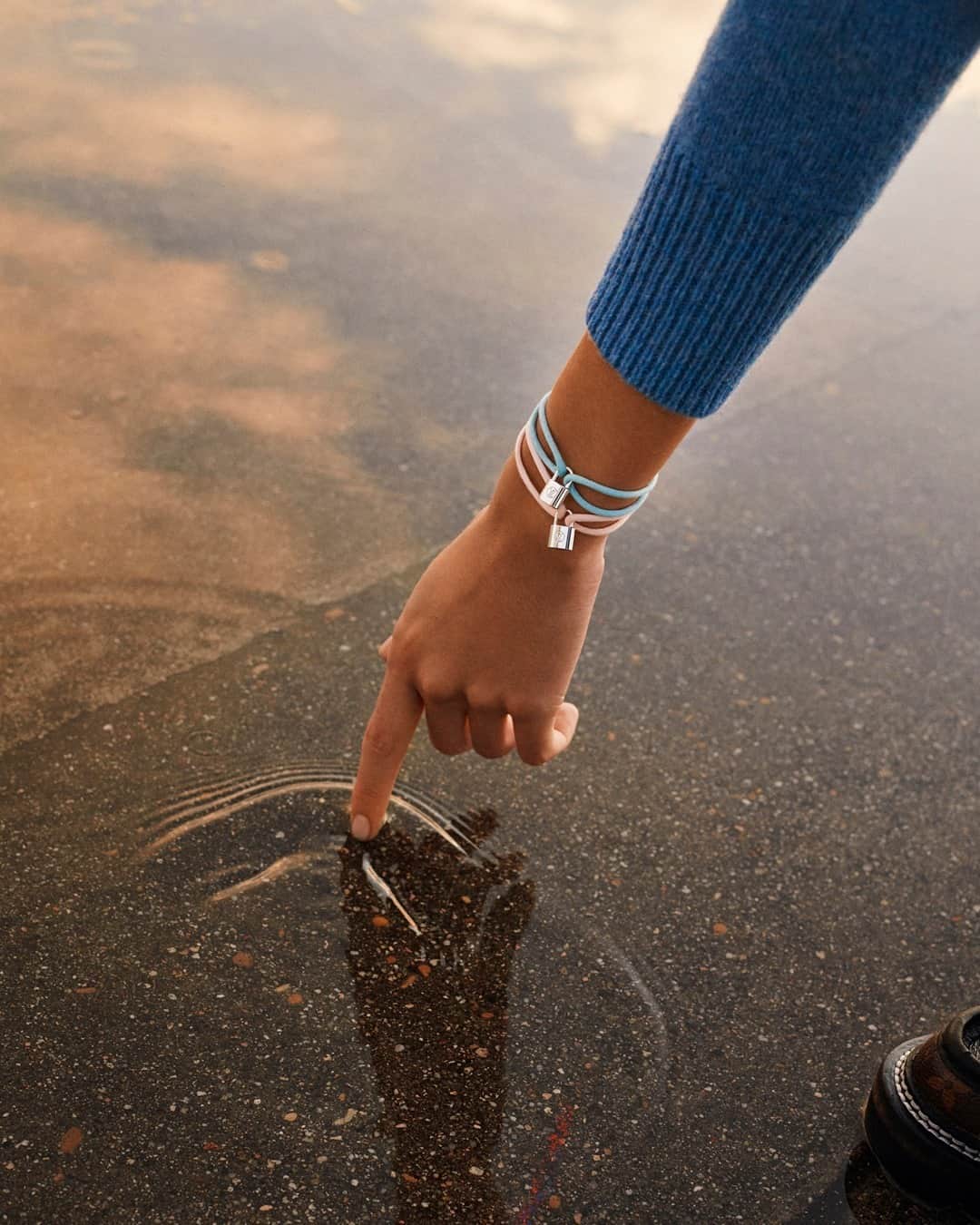 ルイ・ヴィトンさんのインスタグラム写真 - (ルイ・ヴィトンInstagram)「Join #LouisVuitton to #MAKEAPROMISE. The Silver Lockit bracelet is now available in four new colors with a portion of proceeds going to @UNICEF to help vulnerable children in need. Find out more about the #LVforUNICEF partnership via link in bio.   UNICEF does not endorse any company, brand, product or service.」1月31日 5時00分 - louisvuitton
