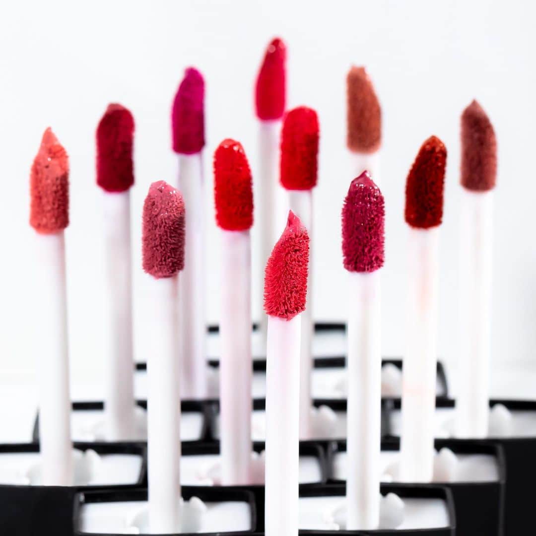 Motives Cosmeticsのインスタグラム：「Liquid lipstick should look AND feel wonderful on your lips. 💋 The cushiony formula infused with nourishing ingredients is one of the many reasons  why the Motives Liquid Lipsticks are a total fan favorite!」