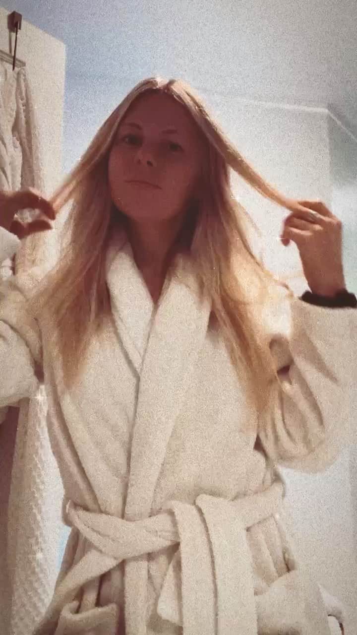 Chrissy Blairのインスタグラム：「My official @vegamour experience/review! Ok this stuff smells amazing and made my hair feel squeaky clean and bouncy!  Step 1- GRO scalp detox. Serum (distribute through hair and let sit 10-15 mins), step 2- GRO shampoo, step 3- GRO conditioner, Step 4- GRO hair foam (work into towel-dried hair).」
