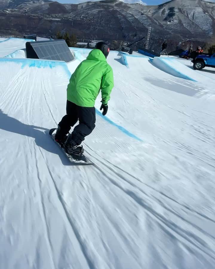 アナログクロージングのインスタグラム：「@XGames Aspen is packed with events today. Here’s what’s on the schedule: ❌ Men’s Slopestyle - @redgerard  ❌ Women’s Big Air - @annagassersnow, @zoisynnott, @_juliamarino, @leila_iwabuchi, @cocomonsan  ❌ Women’s Halfpipe - @brookedhondt  Tune into #XGames via the link in bio ⛓ 🎥: @matt_walk3r」
