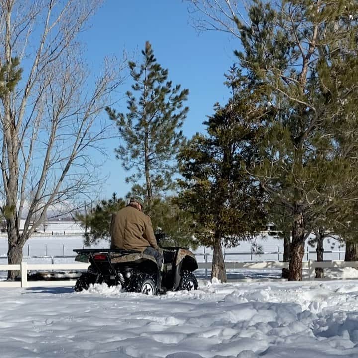 ストーン・コールド・スティーブ・オースチンのインスタグラム：「🔊⬆️ Breaking up the snow pack in my back yard. Northern Nevada is a helluva lot different than South Texas. Damn near two feet of snow. Didn’t know whether to shit or wind my watch... So I busted out my 4 wheeler.  #nevada #texas #4X4 #kawasaki #bruteforce750 @kawasakiusa」