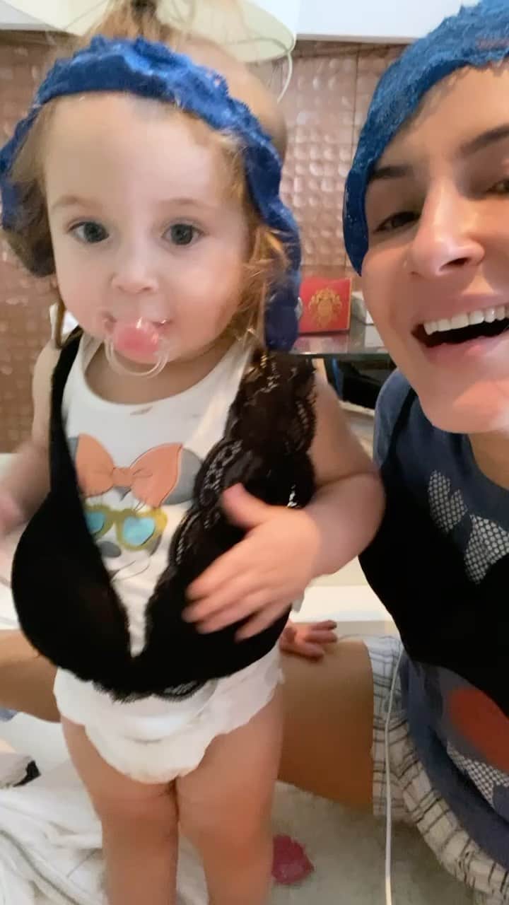 Claudia Leitteのインスタグラム：「Ela tem um 1 aninho, mas dita moda! 😍😍😍😍😍😍😍😍😍😍😍 ps. Dia 13/02 tem live com mainha @ivetesangalo- que lançou um som massa com @xanddy e você já precisa ensaiar- e Bela já tem fantasia de carnaval! Você vai abusar das purpurinas e da criatividade? Conte aí!」