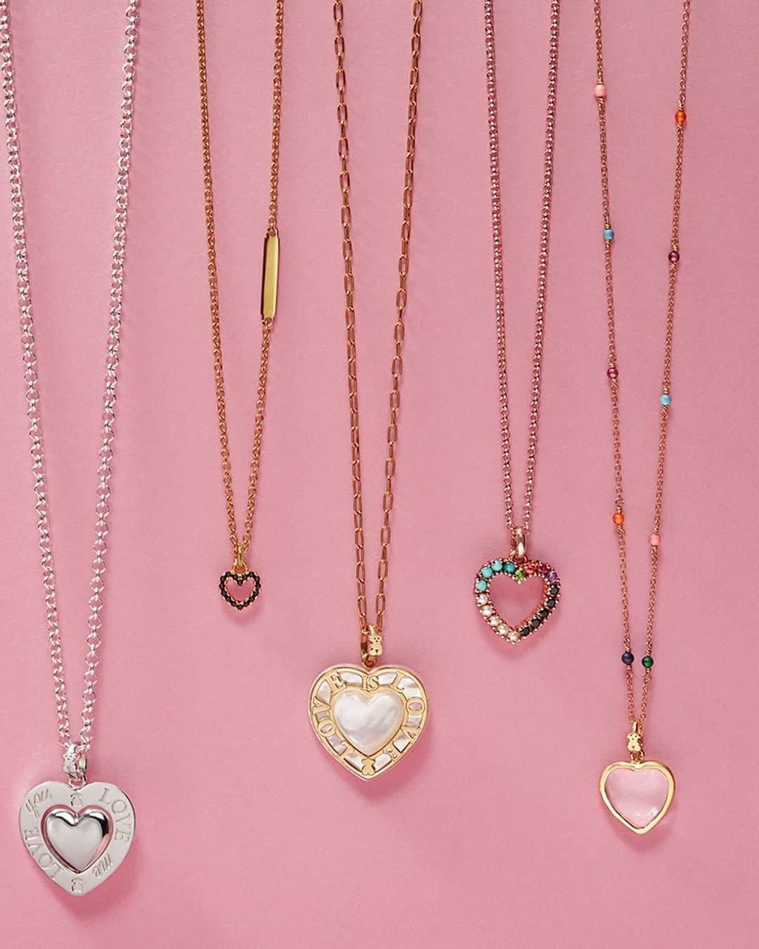 トウスのインスタグラム：「This Valentine's Day, have your jewelry engraved to make it unique. / Este San Valentín, graba tu joya y haz tu regalo único. #ColorsOfLove #TOUSJewelry #TOUSLovers」