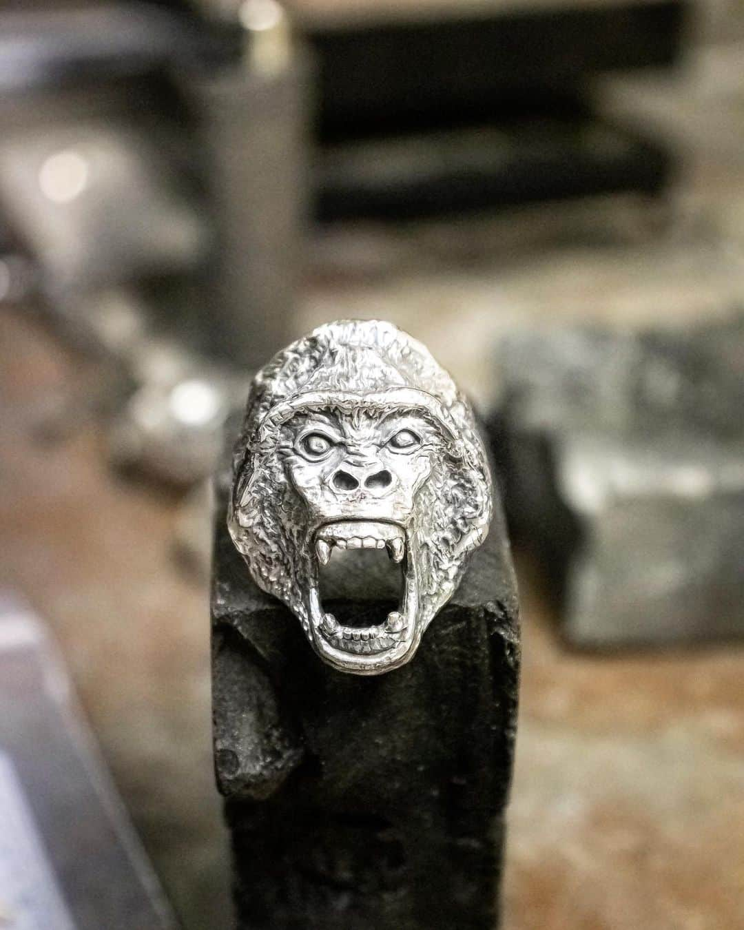 クレイジーピッグさんのインスタグラム写真 - (クレイジーピッグInstagram)「Caption this #gorilla #ring #wildlife #jewellery #rocknroll #rainforest #animal #wild」1月31日 5時16分 - crazypigdesignslondon