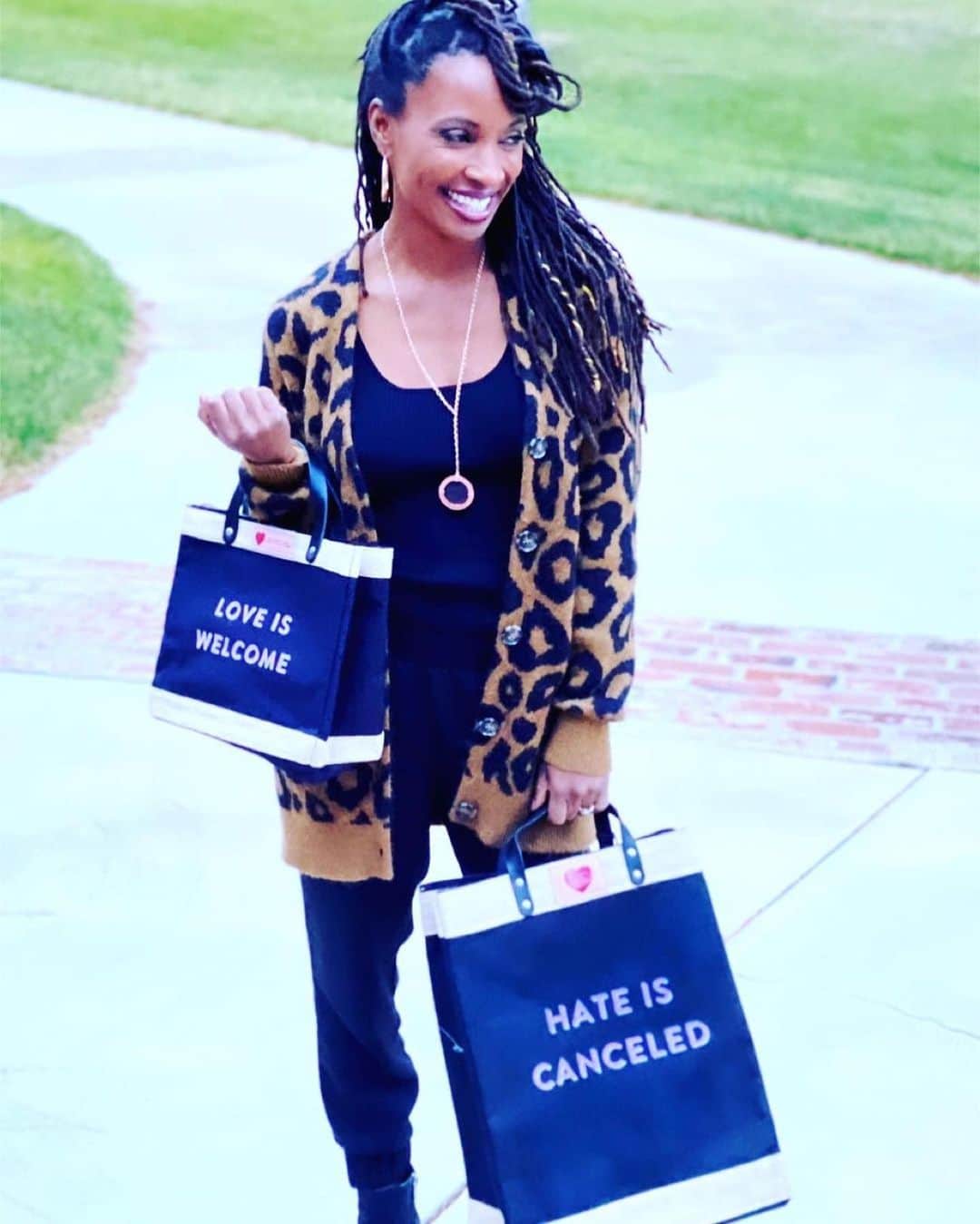シャノーラ・ハンプトンのインスタグラム：「Repost from @jenniferkhowell • Could she be any more beautiful?  2021 listen to @shanolahampton message of “Hate Is Canceled, Love Is Welcome”! Let this be the year where LOVE truly leads!  #cancelhate #welcomelove #theartofelysium #apolis.  Tomorrow you can purchase your own, I guarantee this will be your FAVORITE bag, and for a good cause! LINK IN BIO」