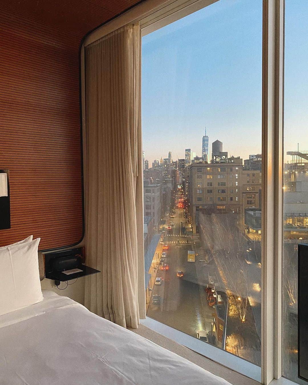 ダフネ・ジョイのインスタグラム：「A mood 🌇」
