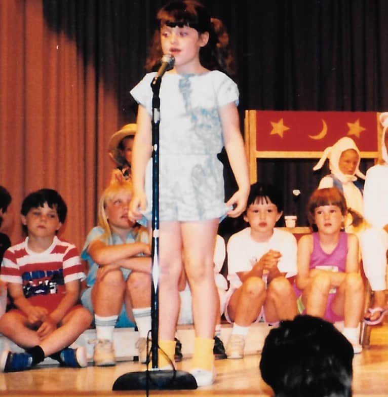 ローレン・アッシュのインスタグラム：「Going through old photos, I found what is quite possibly my first live performance! This was Kindergarten! Mrs Chapman’s class! We each recited a chunk of Beatrix Potter’s “The Tale of Peter Rabbit”. Later in the show, I also had an INSPIRED turn playing the title role in the “Robin in the Rain” number. I remember I was passionate about wearing the yellow socks as birds have yellow feet. An actor always prepares...」