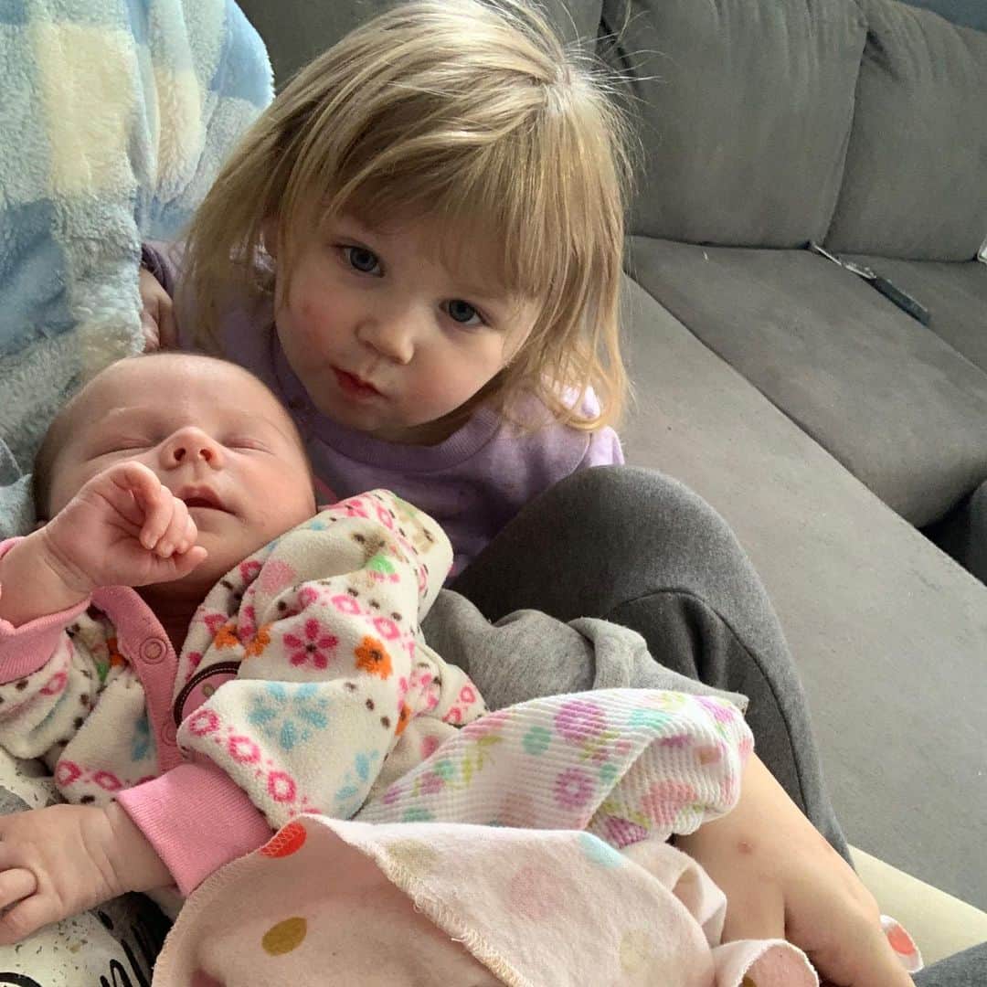 ロージー・オドネルのインスタグラム：「my beautiful granddaughters - skylar and riley #love」