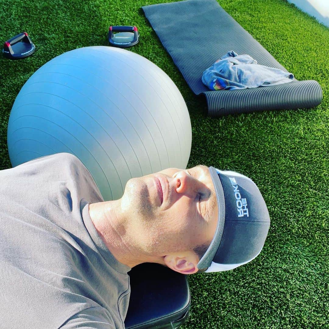 エリック・ウィンターのインスタグラム：「Gettin in what I can... tan/workout #therookie」