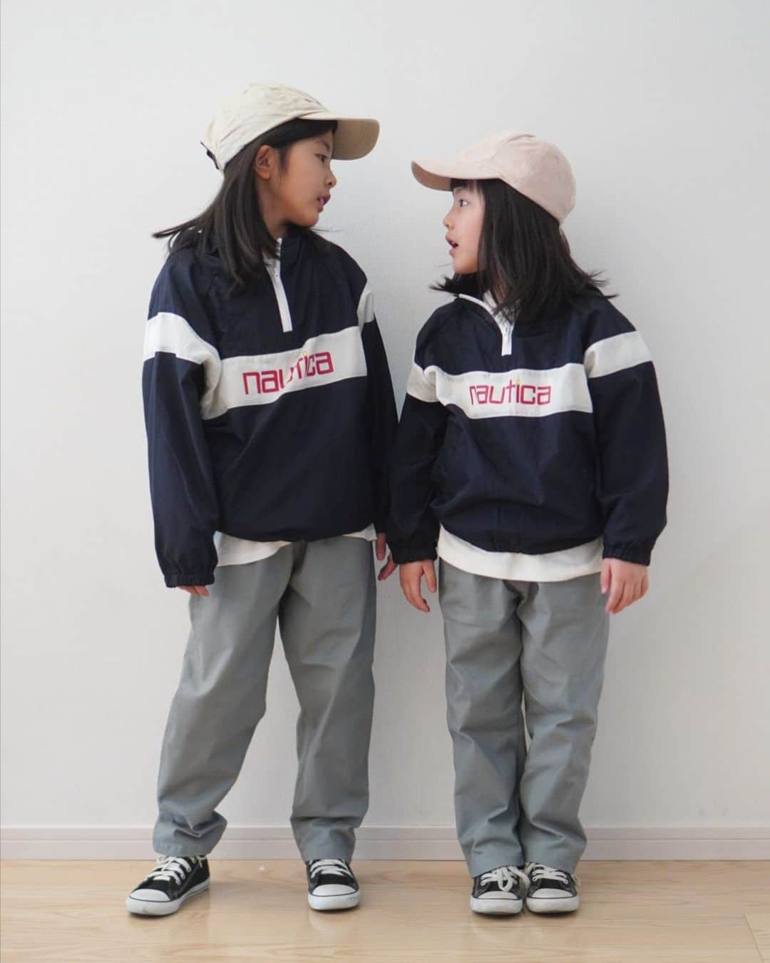 mocchiのインスタグラム：「2021.01.31 こんにちは🌞  @branshes から販売されてる @nautica シリーズがカジュアルで可愛くてお気に入り😋✨  小学生になってから小春はダンスっぽい服がお好みのようです。  ダンス習っててお姉さん達の服に憧れるのかなぁ  今日はスノボに来てます🏂  小春がんばれー！！🤣👏  #kidsfashion#インスタキッズ#5歳#7歳#4月生まれ#5月生まれ#1年生#小学校コーデ#姉妹#親バカ#プチプラコーデ#シンプルコーデ#キッズコーデ#キッズファッション#子供服#お洒落さんと繋がりたい#ベビフル#コドモノ#娘コーデ#カジュアルコーデ」