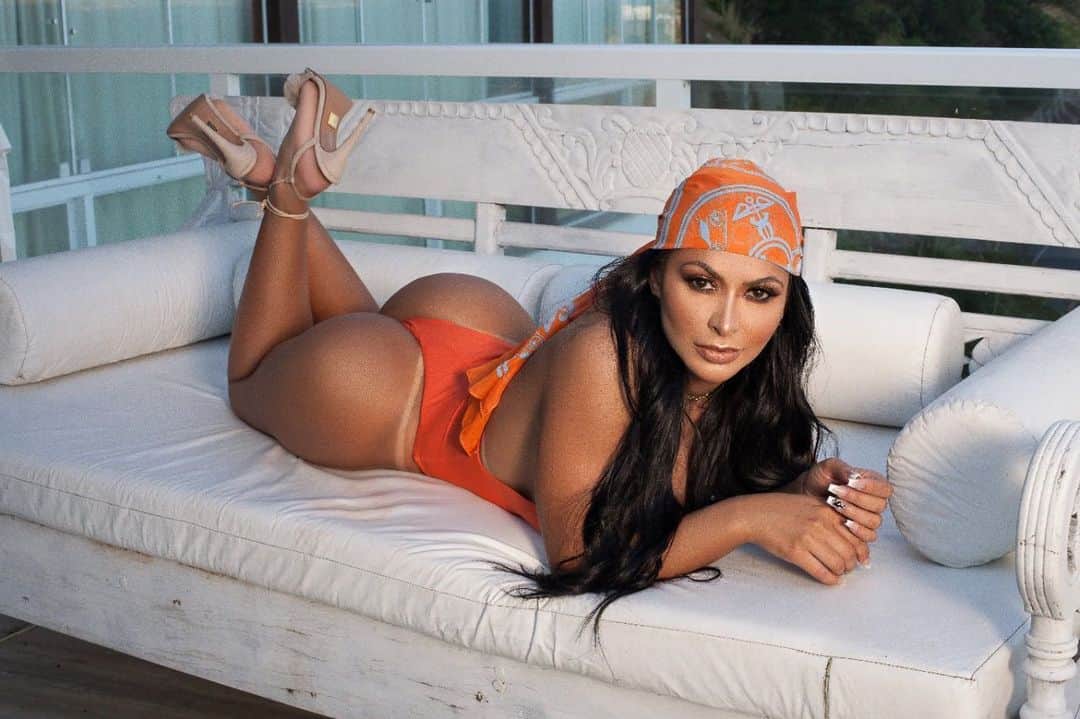 エレン・サンタナのインスタグラム：「Ela é uma mistura perfeita de amor e teimosia. Jamais desiste do que quer e ama sem limites 🧡」