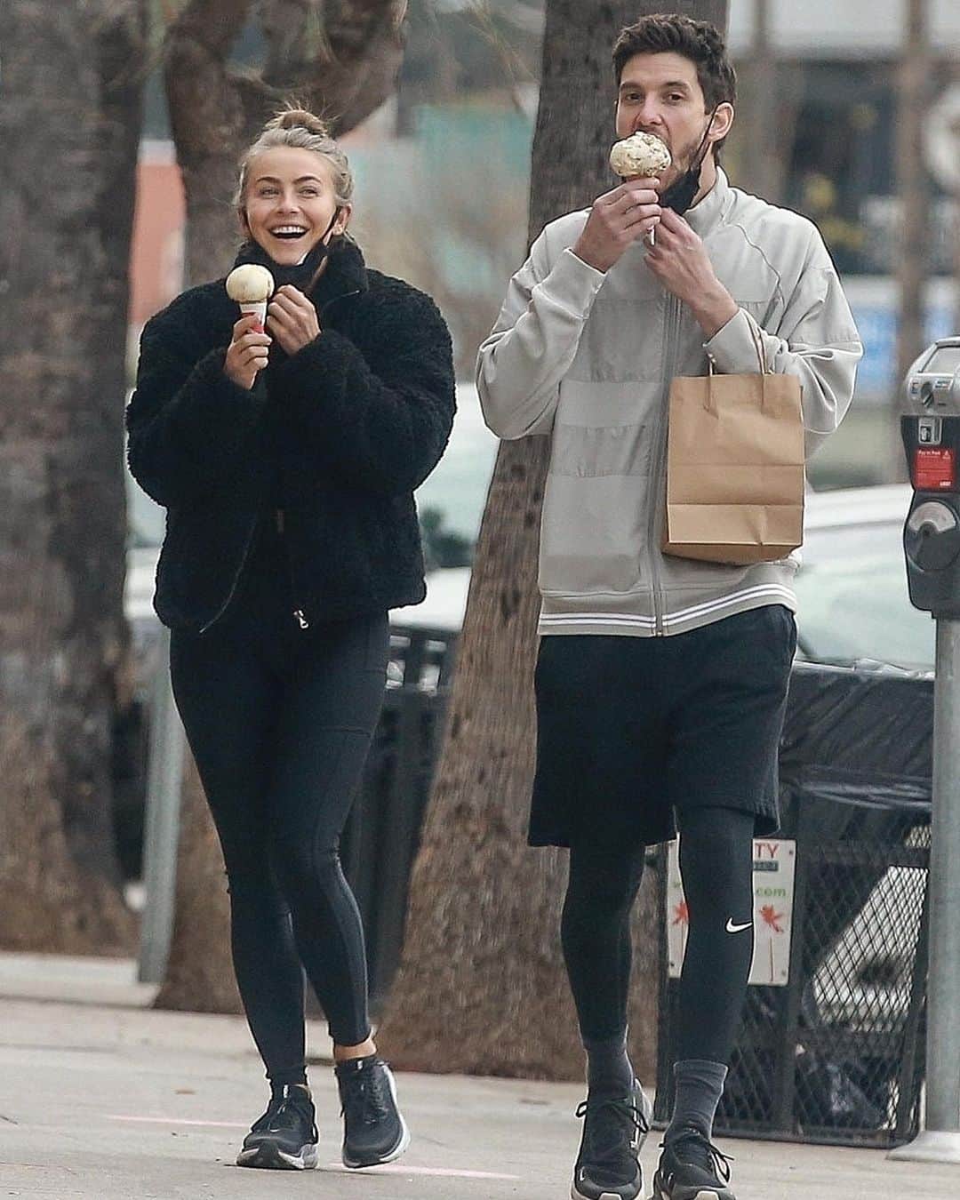Just Jaredさんのインスタグラム写真 - (Just JaredInstagram)「Julianne Hough and Ben Barnes were spotted on an ice cream date and we have so many cute photos of them together. You can see them all by tapping this pic at the LINK IN BIO! #JulianneHough #BenBarnes Photo: Backgrid」1月31日 5時42分 - justjared