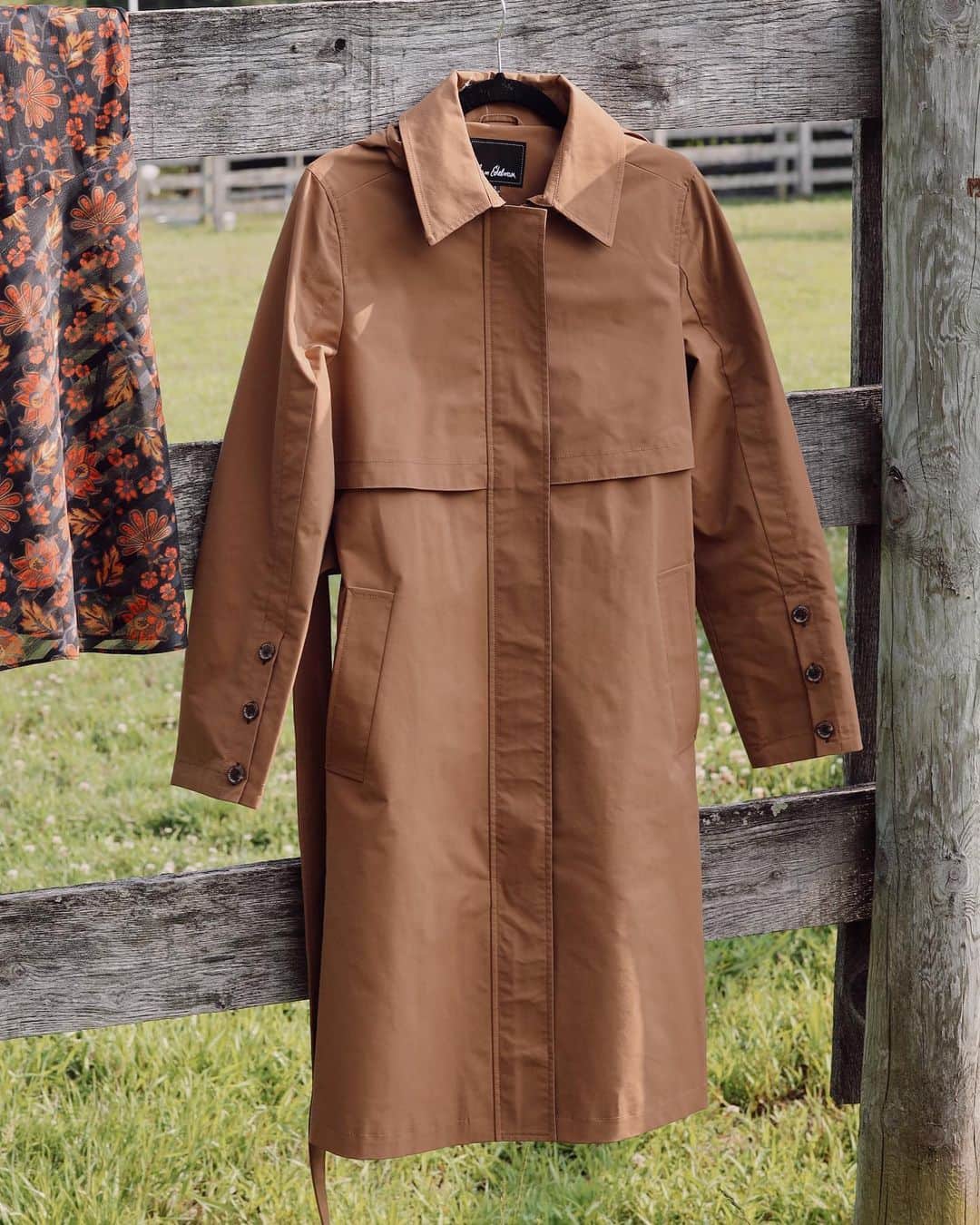 サムエデルマンのインスタグラム：「Dress to impress in this hooded trench Tap to shop 💚   #SamEdelman」