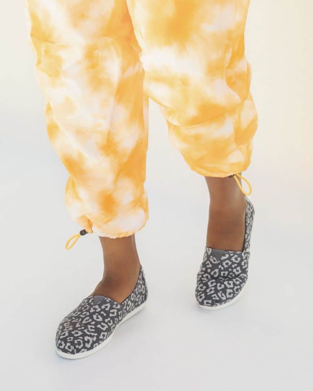 トムズシューズのインスタグラム：「Come through in your Gray Painted Leopard Alpargatas and make every step count.」