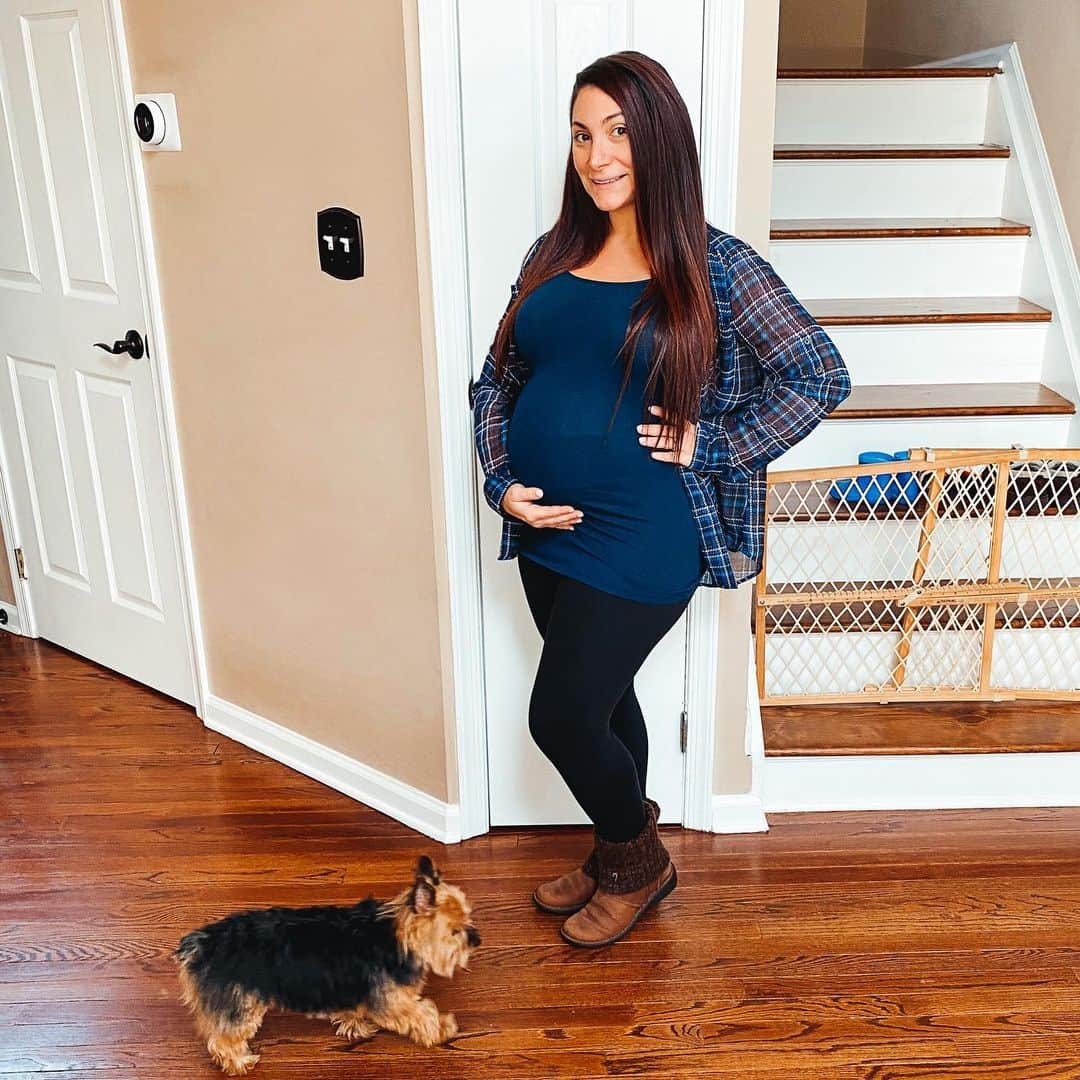 のインスタグラム：「Officially into my 3rd trimester today 💙💙 #27weeks .. also how cute is little cali 🐶❤️」