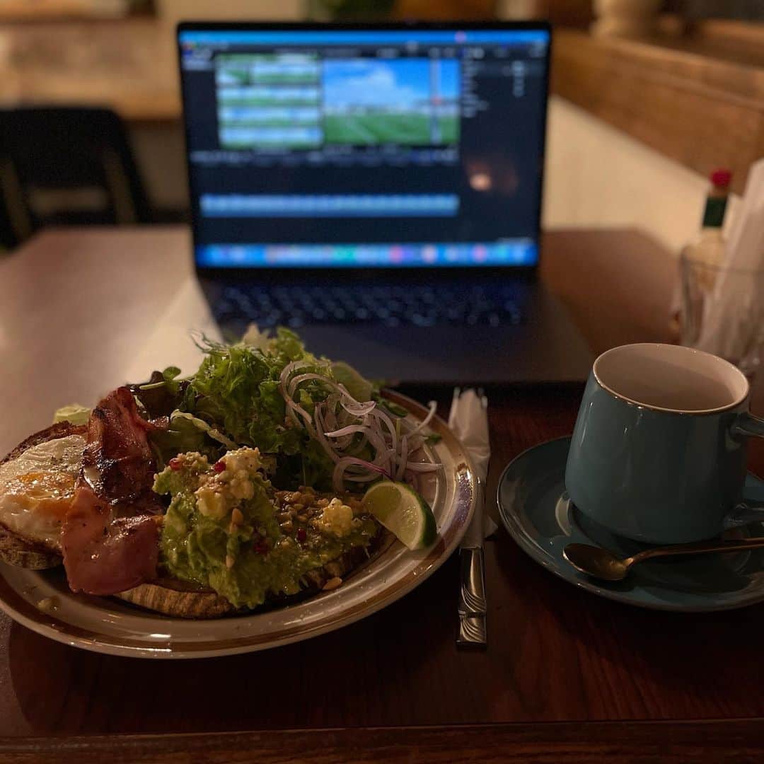 高原直泰さんのインスタグラム写真 - (高原直泰Instagram)「今日もこの一杯からスタート。 アボカドトースト付き。 朝一は仕事がはかどる。 #goodmorning  #gooddaycoffee  #アボカドトースト #6時オープンありがたい」1月31日 6時20分 - takahara.osv