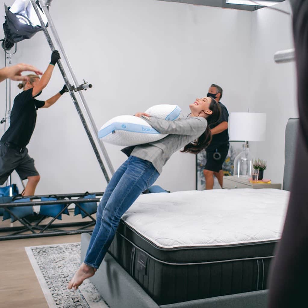 テッサ・ヴァーチュさんのインスタグラム写真 - (テッサ・ヴァーチュInstagram)「Here is a behind-the-scenes look at the filming for the latest @brickwarehouse commercial. We had so much fun creating something special! Can’t wait to reveal the final cut. Stay tuned 🙃 #sleepambassador #sponsored  📸 @richellehunter」1月31日 6時40分 - tessavirtue17