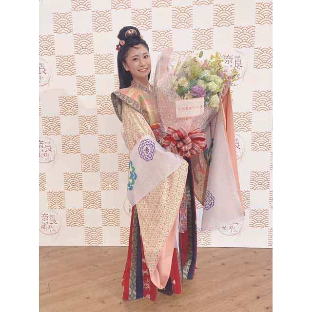 福本愛菜さんのインスタグラム写真 - (福本愛菜Instagram)「サプライズで10周年のお祝いまでしてもらったよ🥺💕 . お花大好きやから嬉しいなあ🥰. 家帰ってすぐ生けて部屋に飾ってる💐💕 . 癒される〜☺️💓 . . #お祝い #花束 #サプライズ #うれしみ」1月31日 17時28分 - aina_fukumoto