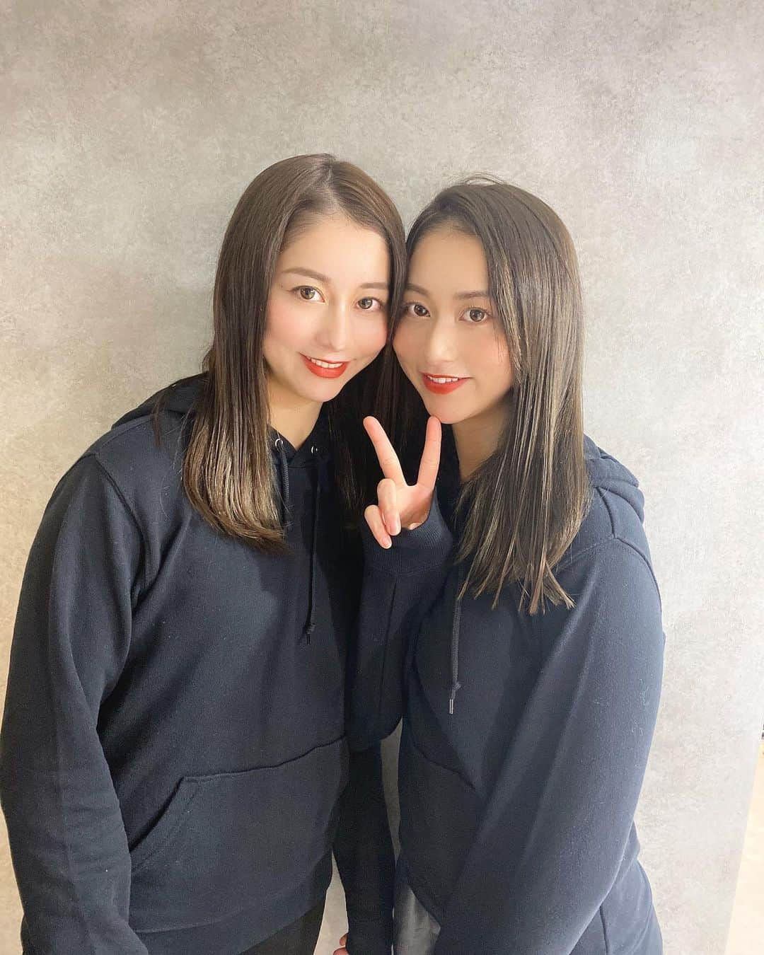 twinsりなりかのインスタグラム：「髪の毛生き返った🥰綺麗にしてくれてありがとうございます！シャンプーがうますぎて寝てしまってた😂#美容院 あるある口開けて寝てて恥ずかしい #双子 #りなりか #twins」