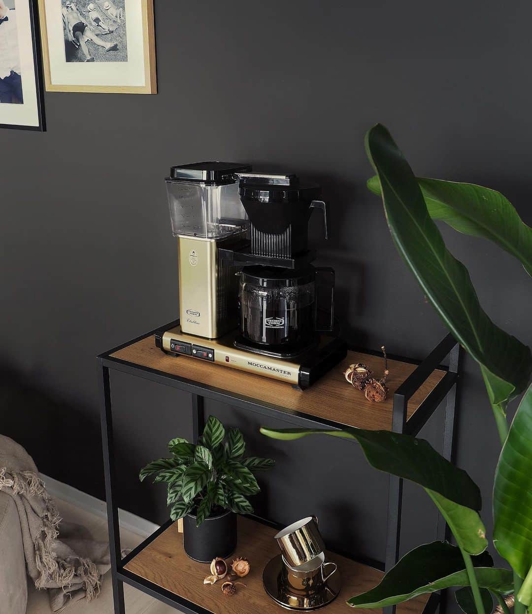 Inger-Lise Lillerovdeのインスタグラム：「annonse| Mornings 🌿 The perfect combo -green, black and brown.. Eller kaffe og grønt -som også er mine favoritter ☕️ Og dagen startet selvfølgelig med en kopp fra @moccamasternorge 👌🏼 Hva er det første du gjør om morgenen?? Nå er vi straks klar å dra på fjellet for å stå på ski 🎿 Har du noen planer for søndagen?」