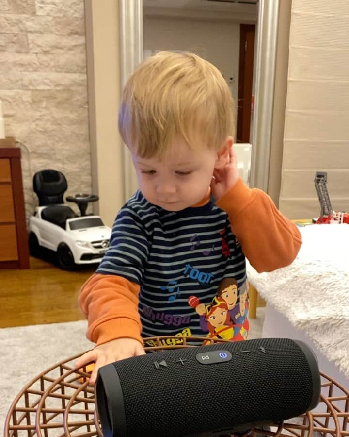 リアノン・ランゲラック（ミッチェル・ランゲラックの妻）のインスタグラム：「DJ Santi 🎧 Ibiza 2037 watch out 😝😂 @mitchlangerak」