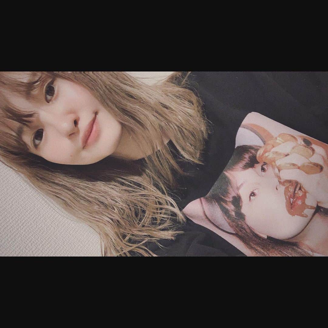 motoのインスタグラム：「髪伸びた🦰 前髪切りたい。 チョコ食べたい。 思うがままに生きてみたい。 欲。」
