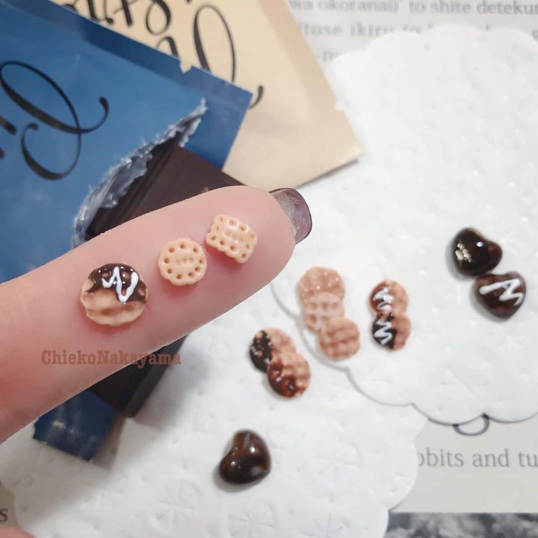 なかやまちえこのインスタグラム：「waffle nail parts.⠀ ⠀ インスタライブ使用商材は3〜4枚目をご覧下さい😌🙏⠀ （ライブの後に残ったミクスチュアでクッキー作りました☺️） ⠀ ※訂正です💦🙏⠀ 画像に、Betty gelコスメカラー『C2012』とありますが、『C1012』です。⠀  使用したのは、 PREGEL Muse M093 筆 RB 10/0. OB5 ネイルプレップ  Betty gel コスメカラー  C1012あんず フロスティングマット シャイニングトップ  きまぐれキャット アイシングジェル ピグメント  ハイリッチ 7609  PREANFA 3Dパウダー シリコンブラシ ドットペン CCキューティクルオイル  PREGEL・Betty gel・きまぐれキャット・PREANFA・PREXY商品は、⠀ ネイリストの方は↓ ⠀ プリモール @nail_premall ⠀ http://gelnailshop.com/ ⠀ ⠀ キャンディポケット @candypocket_official ⠀ http://www.beautysupport.jp/sm/script_main/shoptop.php ⠀ ⠀ セルフの方は↓ ⠀ ジョイアート @joyartofficial ⠀ http://joyart.biz/ ⠀ ⠀ にて購入頂けます☺️⠀⠀ ⠀ #nail #nails #nailart #ネイル #美甲 #ネイルアート  #japanesenailart #manucure #japanesenails #manicurist #gelnails #أظافر #네일아트 #미용 #vẽmóng #ngườiđẹp  #เพ้นท์เล็บ #искусствоногтя #artedeuñas #เพ้นท์เล็บเจล #ジェルネイルデザイン #ネイルデザイン #senikuku #nagelkunst #valentinenails #バレンタインネイル #バレンタイン #valentine #ワッフル #waffle @pregelofficial @bettygel_official @kimagure_cat_whim @prexyofficial」