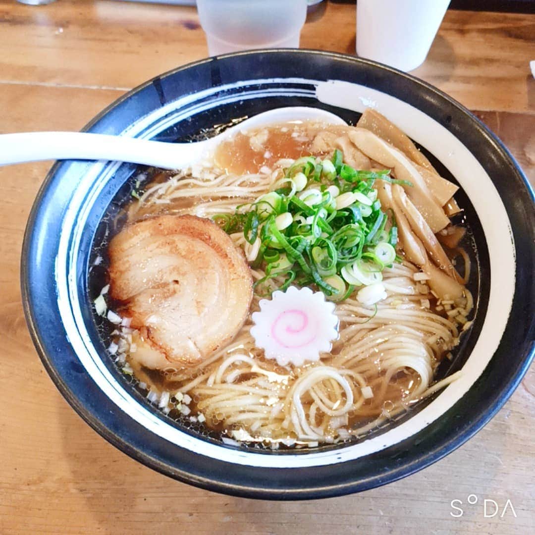 松本隆博のインスタグラム：「。 評価めちゃ高くて日曜の お昼時に行ったから、30分 位待って食べた。いつもなら 絶対にそんな待たないけど… ヒマだし(^_^)(笑)。これと言って なにもこの後無いしね(*Ü*)。  いやぁ、お見事美味かった！ 本来の発祥は鶏白湯スープ だけど醤油が1番人気だと聞き それにした。 醤油ベースに野菜と鶏の出汁が 効きまくって甘みあり、焼豚が これほ絶品だわ、今度食べる時は この焼豚が3枚乗る奴にしよう。 680円てのも安い！  一般的に美味いラーメン屋って 無愛想なお店のイメージあるん だけど(僕はね(^-^))、ここは違う。 なんか女将さんがハイテンション で気配りサイコーで、なので お客さんは常連が多いです、みんな に声掛けるんだから。 いやー、にしても ご馳走様でしたー(^ ^)」
