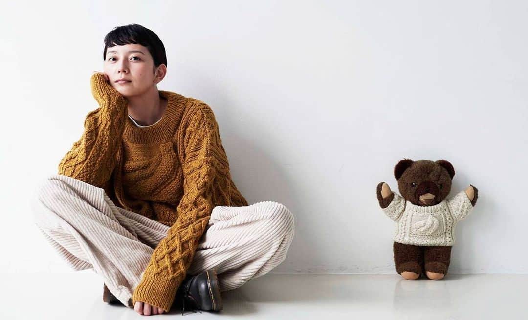 のインスタグラム：「マスタードかホワイトか…💭 🐪🦢🐕🐑🌭🍚 どっちの色がオススメ？ってよく聞かれるけど、どっちも同じぐらい合わせやすくて、悩ましやです。 . . . photo @mie_morimoto_」