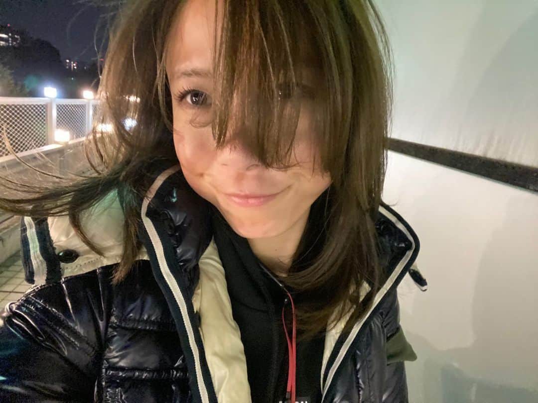 のインスタグラム：「. 今年もとってもステキな#ヘアカラー ✨ カラーの前にはじめての全身脱毛をしたら、メイクを落とさなければいけないことを知らず マスカラのみのほぼスッピンになってしまいましたが、、せっかく綺麗な色なので、恐る恐る加工なしでアップしておきます。。👀 . #haircolor  . #newhair #hair #selfie #hairsalo #omotesando  #tokyo  #smile #表参道 #表参道サロン #美容院 #美容院帰り  #ヘアサロン」