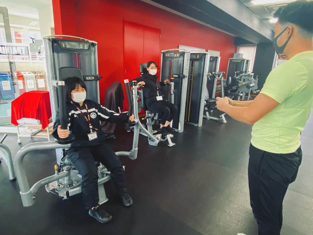 東京スポーツ・レクリエーション専門学校さんのインスタグラム写真 - (東京スポーツ・レクリエーション専門学校Instagram)「本日も #オープンキャンパス が﻿ 開催されました！﻿ ﻿ 卒業生の小林さんより体験授業のレクチャー！？﻿ ▷▶︎▷▶﻿ #パーソナルトレーナー としてご活躍されている﻿ 卒業生の小林さんに、トレーニングの体験授業の﻿ やり方を #学生スタッフ 達がレクチャーして頂き﻿ ました😆﻿ ﻿ 今回学んだことを活かして、次回以降のオープン﻿ キャンパスに来ていただきた参加者の皆さんに﻿ アウトプットしながら学生スタッフも成長し続け﻿ たいと思います💪﻿ ﻿ ﻿ ﻿ ﻿ ﻿ ﻿ ﻿ ﻿ ﻿ ﻿」1月31日 16時04分 - jikeitsr