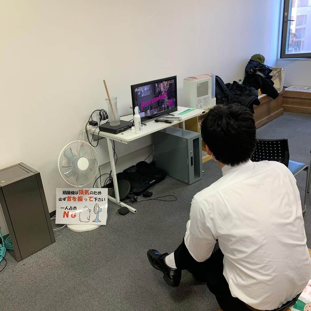 池田真一のインスタグラム：「肥後が漫才劇場の楽屋でグータンヌーボ見てる。」