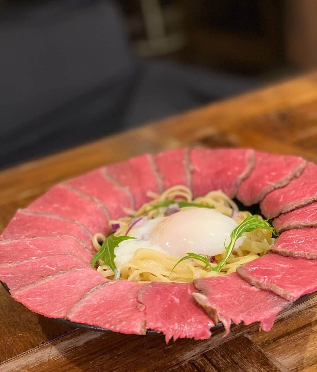 Erenaのインスタグラム：「🍖🥓ﾛｰｽﾄﾋﾞｰﾌ×柚子ﾊﾟｽﾀ🥓🍖 インパクト大😳 こんなオシャレな盛り付けパスタ初めて食べた🍝💕 . #roastbeef#yuzu#pasta#cafe#lunch#dinner#garden#green#gardnes#カフェ#パスタ#柚子パスタ#ローストビーフ#オシャレ#束の間のごはん」
