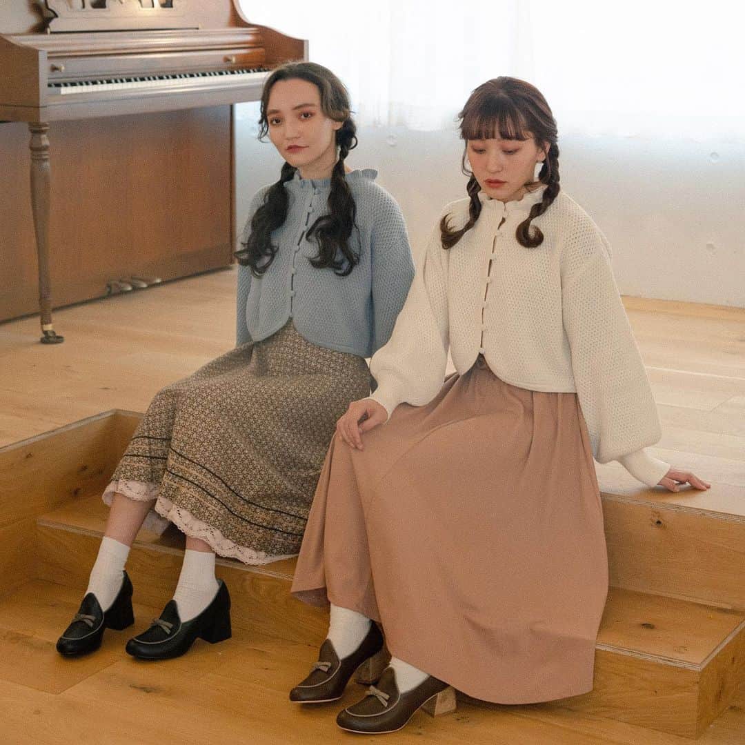 LEBECCA boutique Vintageのインスタグラム：「. ﻿ ﻿ 　﻿ 陽あたりの良いニットカーディガン﻿ 石畳を行くエコレザーパンプス﻿ ( @LEBECCA_boutique original )﻿ ﻿ ﻿ model﻿ @je_suis_ohana ﻿ @ogmcmgm ﻿ hair ＆ make up﻿ @sota_nakai  photo﻿ @shibazakimadoka ﻿ ﻿ ﻿ #LEBECCAboutique﻿ #陽あたりの良いニットカーディガン﻿ #石畳を行くエコレザーパンプス」