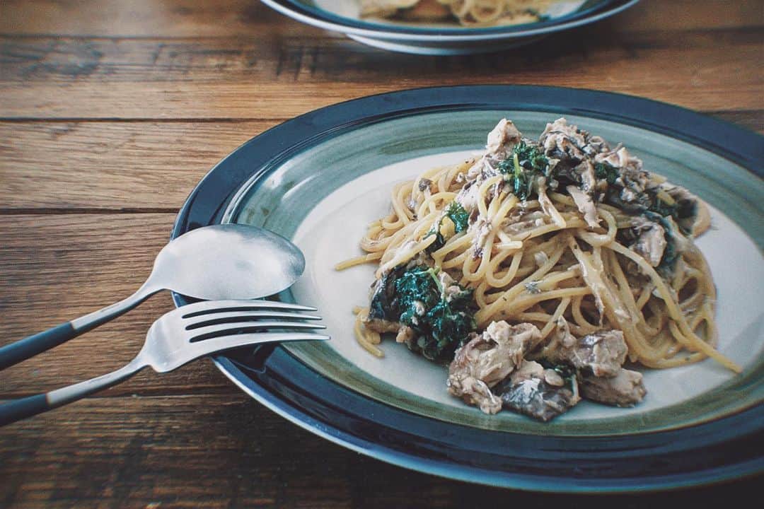 のインスタグラム：「ㅤ 【#blendakitchen 】 Lunch ✔︎鯖とパセリのレモンオイルパスタ ㅤ 鯖缶は丸ごと使い、レモン汁入れてしっかり効かせてみた。 常備してる塩レモン使うもアリやったな🤔 てか、また塩レモン作らねば😍 オイル何にも入れてなかったから(なしでも十分美味しい) 後から燻製オイルたらり。 後かけのほうがおいしいかも❤️」