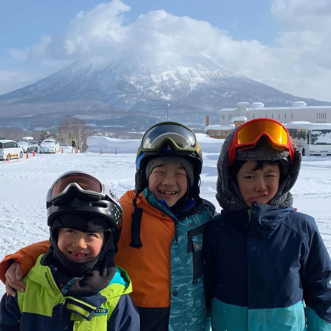 上田ユキエさんのインスタグラム写真 - (上田ユキエInstagram)「It was a really good session with them.🔥🔥🔥 #snowboarding #grom #キッズスノーボーダー＃ニセコ#niseko #japan #japow  @nisekounited @hanazononiseko @nisekograndhirafu @nisekovillage」1月31日 16時25分 - yukie_ueda