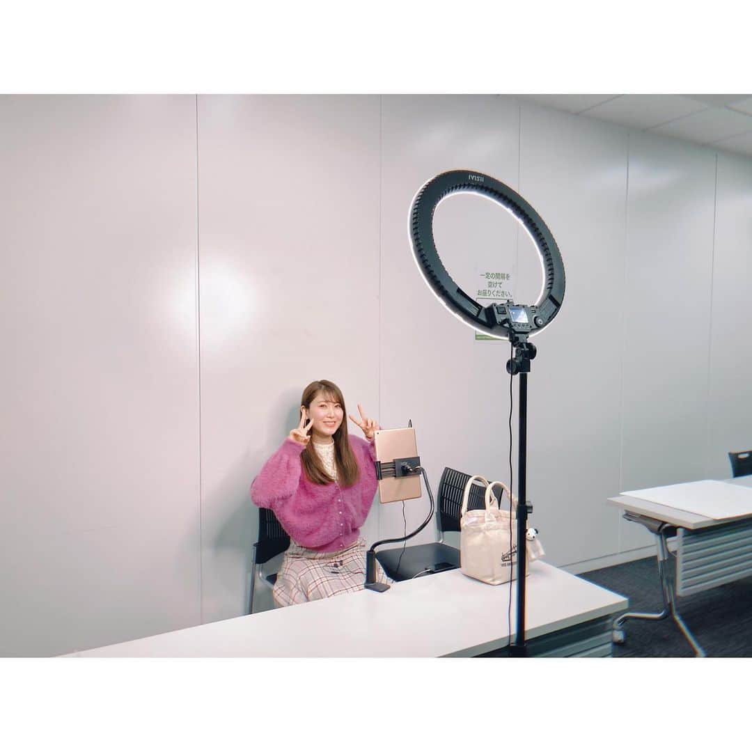 おかゆのインスタグラム：「🐶💖📱🌈 . 昨日はTalk Portさんで 初のテレビ電話特典会でした( 📞¨̮ )❤️ . ドキドキでしたが、お一人お一人と 直接お会い出来たような感覚で 嬉しくて楽しくて… あっという間だった…😭 . 直接会う事が難しい状況の中、 こうしたファンの皆さんとの 貴重な交流の機会は私にとって心の栄養です😢🌈 ご参加下さった皆さん 貴重な機会を下さったスタッフさん 本当にありがとうございました🙏🏻❣️ . また出来ますように！🥺💭 最後の写真は美味しすぎた差し入れのお弁当🍱 . 2月10日(水)「おかゆウタ 〜カバーソングス〜」 発売日の池袋Space emoさん 無観客ライブ＆ネットサイン会の開催も決定🎉 ご予約受付中です🤗🎸 http://space-emo.com/?ai1ec_event=ai1ec_event-4063 . #Talkport #おかゆウタ #テレビ電話 #池袋speceemo #無観客ライブ #ネットサイン会 #シンガーソングライター #music」