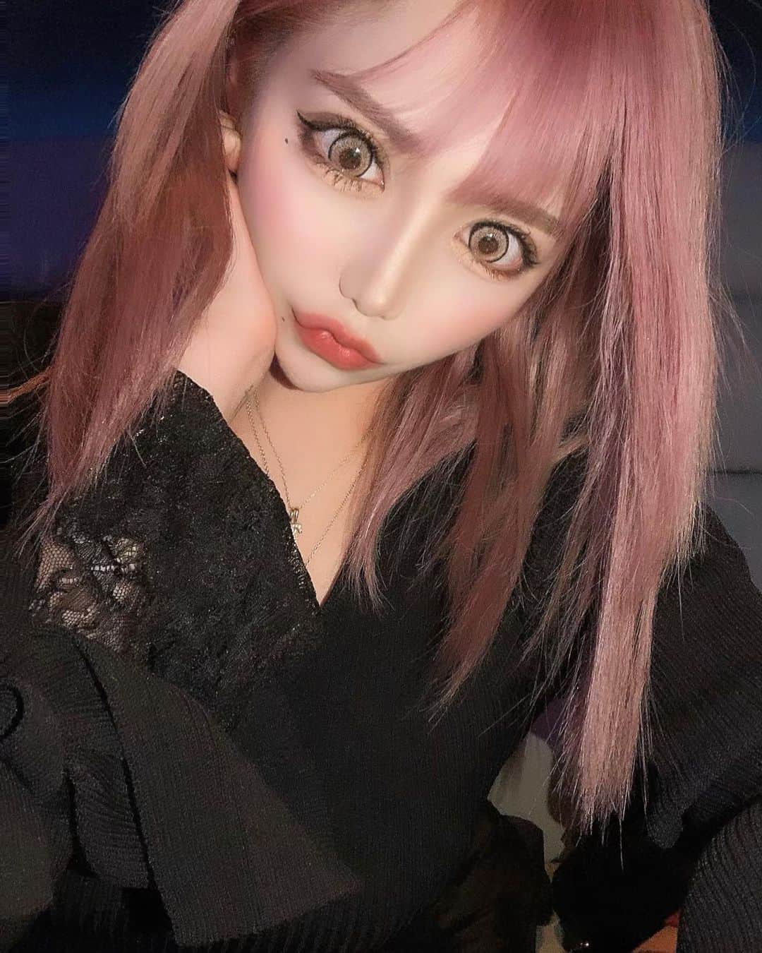 こはまるのインスタグラム：「♡  (5億年ぶりに化粧したのでやっと載せれる写真ができたよ) 久しぶりにPINKに戻しました🎀💕💓💗 毎回思うけどアンケートいつもフル無視だから すんなよって話よな~~~ 미안해❄️❄️❄️  ♡  #新宿#歌舞伎町#キャバクラ#キャバ嬢#ホスト#bar#シーシャ#tattoo#刺青#アニメ#アニメ好きな人と繋がりたい#大阪#ミナミ#福岡#ススキノ#飲酒タグラム#中本#TikTok#六本木 #cartier#followeme#likeforlikes#harrywinston#louisvuitton#eyefanny#dior」