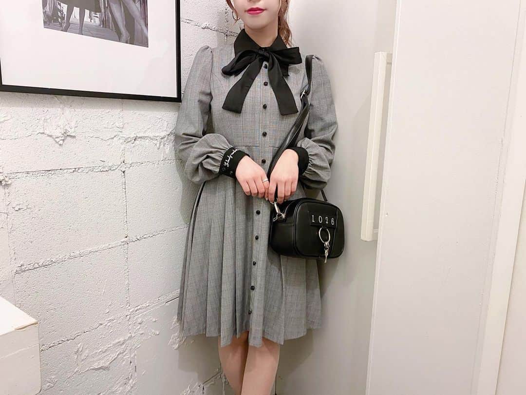 EATMEのインスタグラム：「1.31 update... #EATME #FEBRUARY  #NEW #ITEM . TOP画面のURLからEATME WEB  STOREをCHECK▶︎▶︎▶︎ @eatme_japan . 🌹ボウタイバイカラーワンピース ¥13,600(＋tax) MIX.PNK.BLK ☑︎S/M ※2.2発売予定 . 🌹キーチャームショルダーBAG ¥9,000(＋tax) BLK.CRM ※2.2発売予定 . #EATME_CODE #eatmejapan #イートミー」