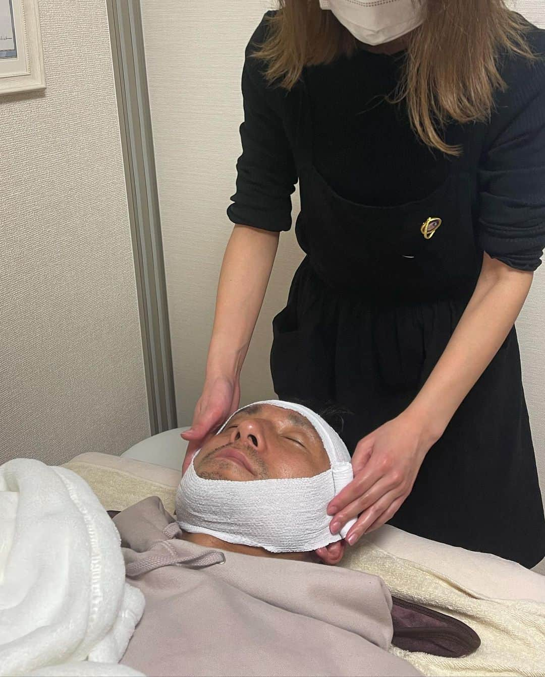 太田康介のインスタグラム：「いよいよ明日からセカンドキャリア開始です！！  その前に有名人も通っていて気になっていた脳洗浄に！！  写真はめっちゃ痛そうだけど全然痛くないしスッキリ😝  最近の小顔調整で小顔ゲットしたので明日から頑張りたいと思います👍👍  女性からトップアスリートまでいけるので気になる皆様はぜひ！！  4回で定着するみたいなので通ってみようと思います😎  ここでお世話になったのでお問い合わせはこちらまで！！  ↓↓↓↓  @parafuse.m.ai.ishikawa   疲れ、むくみ、自律神経、などなど気になる方は是非お問い合わせを🙋🏿‍♂️  #金沢 #kanazawa #脳洗浄 #目指せ小顔 #むくみ」