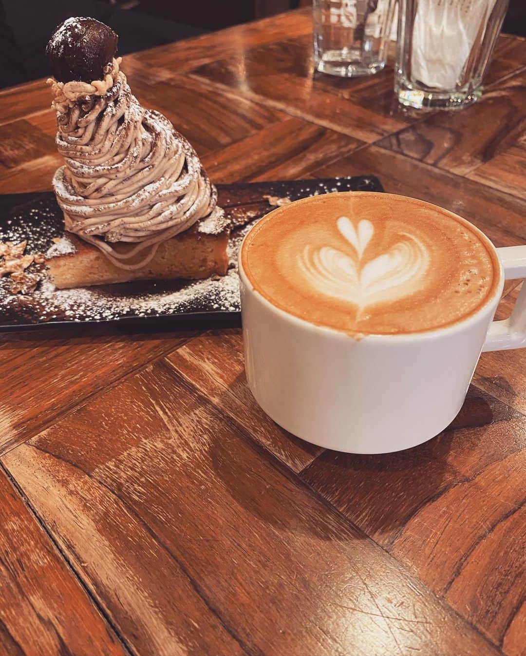 Erenaのインスタグラム：「🌰モンブランタルト🌰 デザートは… モンブラン×カフェラテ🥰 このマロンクリーム、エスプレッソも練り込んであって　もぅ最高に美味しかった🤤♥️♥️ . #roastbeef#yuzu#pasta#cafe#teaw#cake#taart#marron#montblanc#lunch#dinner#garden#green#gardnes#カフェ#パスタ#柚子パスタ#ローストビーフ#デザート#モンブラン#タルト#ケーキ#栗#エスプレッソ#ラテアート#カフェラテ#オシャレ#束の間のごはん」