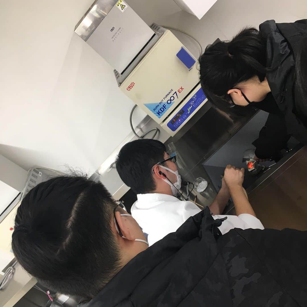 新東京歯科技工士学校さんのインスタグラム写真 - (新東京歯科技工士学校Instagram)「学生スタッフのJJです🤗  本日の体験授業は金歯作り🦷 参加者さんにより深く体験して頂く為、遠心鋳造にも参加して頂きました‼️興味深々、びっくりしながら鋳造完了👍😆」1月31日 16時42分 - shintokyodental