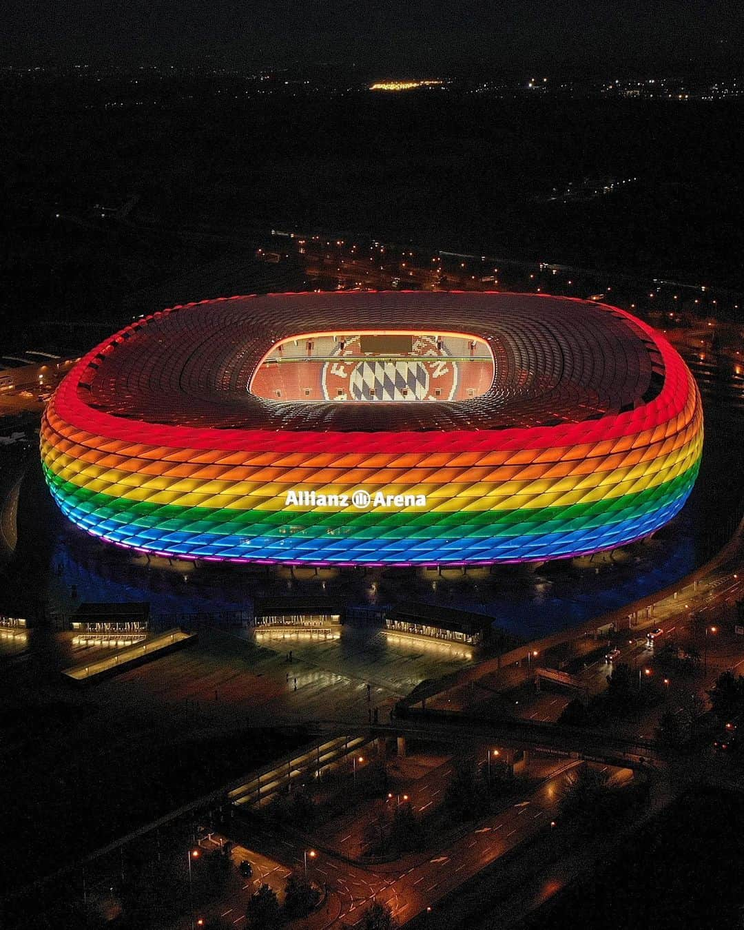 バイエルン・ミュンヘンさんのインスタグラム写真 - (バイエルン・ミュンヘンInstagram)「🏟🏳️‍🌈 #NieWieder #WeRemember _________ #FCBayern #MiaSanMia #FCBTSG #AllianzArena」1月31日 16時35分 - fcbayern