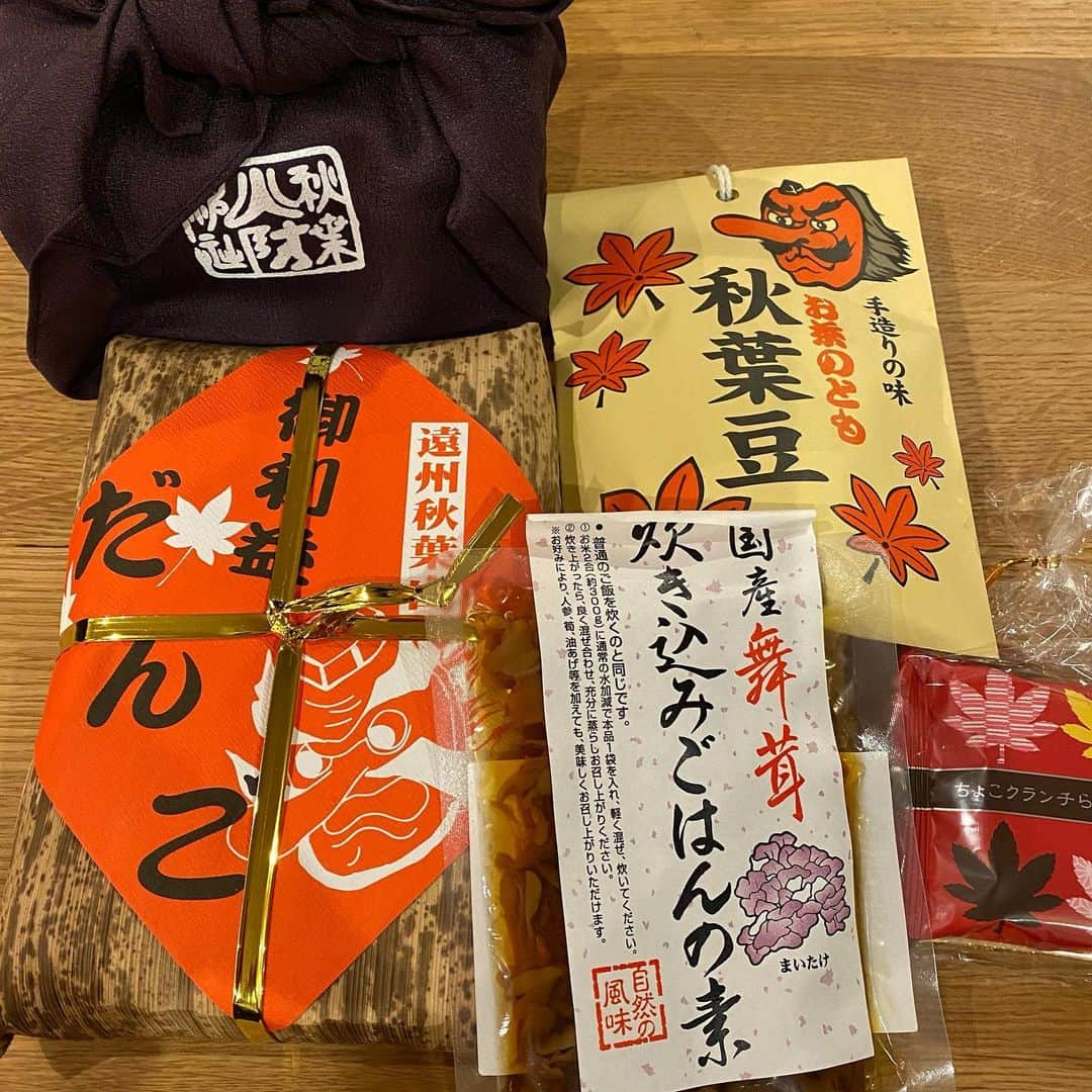 熊谷真実さんのインスタグラム写真 - (熊谷真実Instagram)「秋葉神社で。  お土産沢山 全部美味しそう！ #秋葉神社#秋葉豆 #秋葉神社で#正式参拝#お土産は#ありがとうございました」1月31日 16時35分 - mami_kumagai310